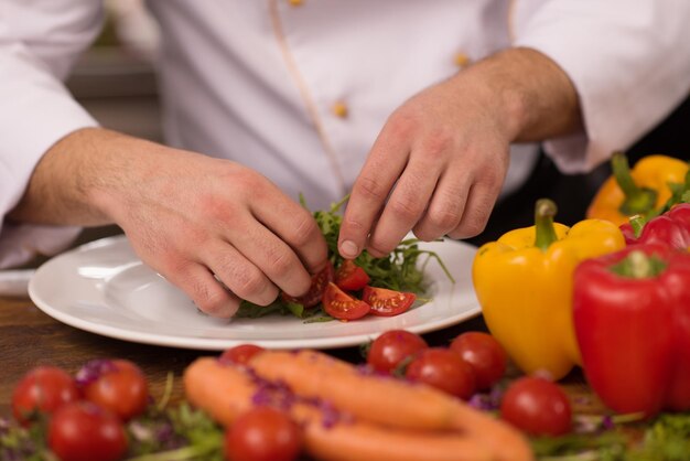 Kuchár pripravuje jedlo